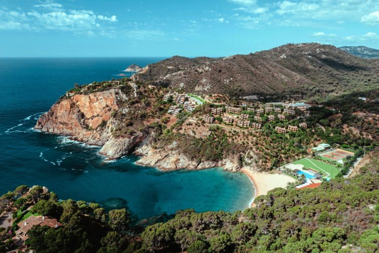 Das neue Hotel liegt an der Cala Giverola, nur wenige Minuten vom berühmten Tossa de Mar entfernt. © 2024 PRCO/ZEL