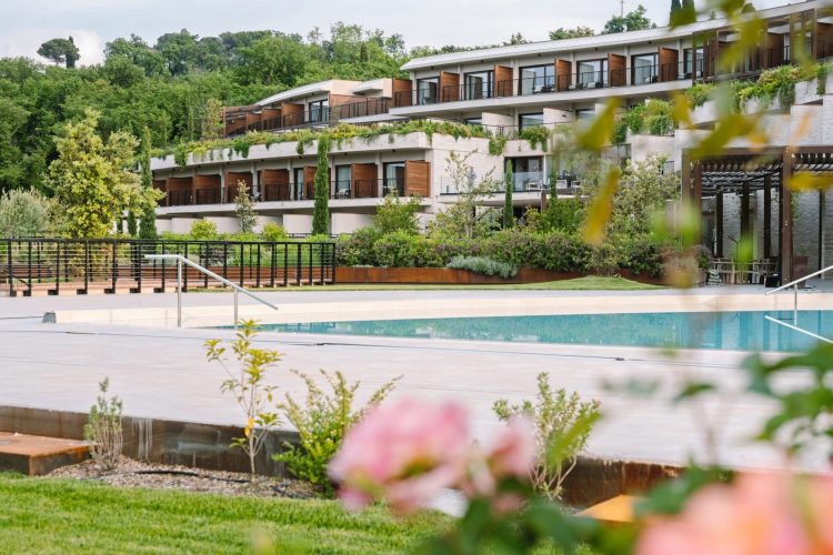 Das Hotel mit Pool präsentiert sich als ein "Garten der Sinne". © DSR Hotel Holding