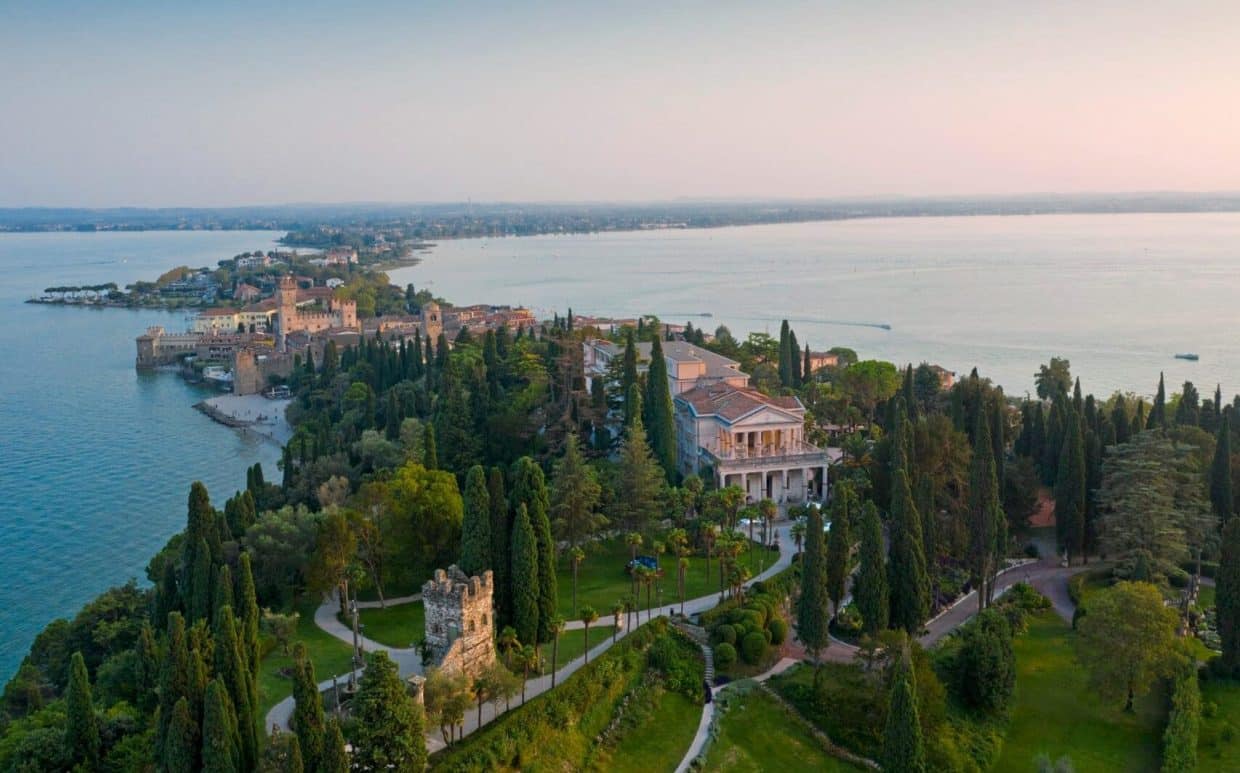 Umgeben von hohen Zypressen und Palmen liegt das Relais & Châteaux Villa Cortine Palace am Gardasee. © Relais & Châteaux